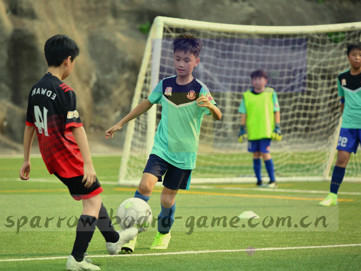 放大镜下展开的规则卡与等宽编号条，旁边放着几枚棋子